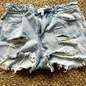 I am selling a pair of Jean shorts, never worn before can’t fit, had a baby .